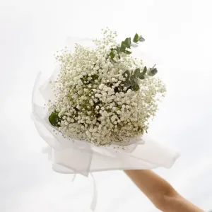 Poďakovanie pre mamku v podobe romantickej kytice z bielej gypsomilky.