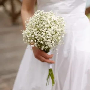 Jemná kytica pre družičku z bielej gypsomilky – svadobná floristika Prešov.