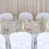 Gypsomilka vo vázach ako elegantná výzdoba obdĺžnikového svadobného stola.