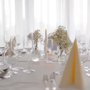 Výzdoba okrúhleho svadobného stola z gypsomilky v minimalistickom štýle.