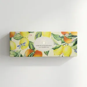 Darčeková kazeta troch luxusných mydiel Lemon & Mandarin od The English Soap Company v elegantnom balení. Možnosť doručenia cez Packetu po celom Slovensku. Dovoz kvetov, dovoz kytíc Prešov a okolie, rozvoz kvetov Prešov, kvetinárstvo Prešov.