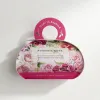 Darčekové mydlo Summer Rose od The English Soap Company s elegantným ilustrovaným obalom a romantickou vôňou letných ruží. Možnosť doručenia cez Packetu po celom Slovensku. Dovoz kvetov, dovoz kytíc Prešov a okolie, rozvoz kvetov Prešov, kvetinárstvo Prešov.