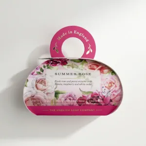 Darčekové mydlo Summer Rose od The English Soap Company s elegantným ilustrovaným obalom a romantickou vôňou letných ruží. Možnosť doručenia cez Packetu po celom Slovensku. Dovoz kvetov, dovoz kytíc Prešov a okolie, rozvoz kvetov Prešov, kvetinárstvo Prešov.