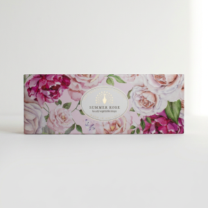 Darčeková kolekcia troch mydiel Letná ruža od The English Soap Company v elegantnej darčekovej kazete. Luxusný darček ku kytici, samostatne alebo do darčekového koša. Možnosť doručenia cez Packetu po celom Slovensku. Dovoz kvetov, dovoz kytíc Prešov a okolie, rozvoz kvetov Prešov, kvetinárstvo Prešov.