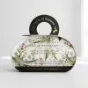 Darčekové mydlo Konvalinka od The English Soap Company s elegantným ilustrovaným obalom a jemnou vôňou konvalinky. Možnosť doručenia cez Packetu po celom Slovensku. Dovoz kvetov, dovoz kytíc Prešov a okolie, rozvoz kvetov Prešov, kvetinárstvo Prešov.