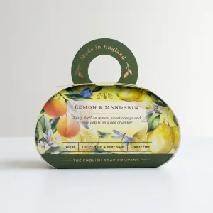 Darčekové mydlo Lemon & Mandarin od The English Soap Company s elegantným ilustrovaným obalom a sviežou citrusovou vôňou. Možnosť doručenia cez Packetu po celom Slovensku. Dovoz kvetov, dovoz kytíc Prešov a okolie, rozvoz kvetov Prešov, kvetinárstvo Prešov.