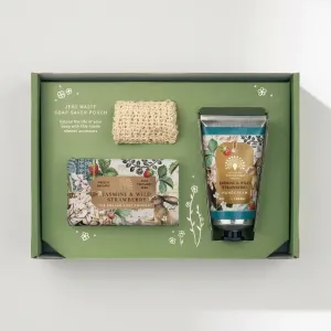 Darčeková sada Jazmín & lesná jahoda od The English Soap Company v elegantnom darčekovom balení. Krásny darček ku kytici, samostatne alebo do darčekového koša. Možnosť doručenia cez Packetu po celom Slovensku. Dovoz kvetov, dovoz kytíc Prešov a okolie, rozvoz kvetov Prešov, kvetinárstvo Prešov.