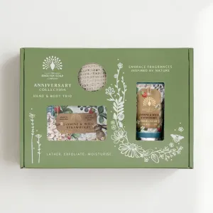 Darčeková sada Jazmín & lesná jahoda od The English Soap Company v elegantnom darčekovom balení. Krásny darček ku kytici, samostatne alebo do darčekového koša. Možnosť doručenia cez Packetu po celom Slovensku. Dovoz kvetov, dovoz kytíc Prešov a okolie, rozvoz kvetov Prešov, kvetinárstvo Prešov.