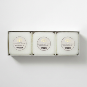 Darčeková kolekcia troch mydiel Letná ruža od The English Soap Company v elegantnej darčekovej kazete. Luxusný darček ku kytici, samostatne alebo do darčekového koša. Možnosť doručenia cez Packetu po celom Slovensku. Dovoz kvetov, dovoz kytíc Prešov a okolie, rozvoz kvetov Prešov, kvetinárstvo Prešov.