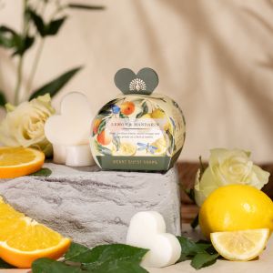 Darčekové mydlové srdiečka Citrón & mandarínka od The English Soap Company v elegantnom darčekovom balení. Svieža citrusová vôňa a krásna pozornosť pre výnimočné chvíle. Možnosť doručenia cez Packetu po celom Slovensku. Dovoz kvetov, dovoz kytíc Prešov a okolie, rozvoz kvetov Prešov, kvetinárstvo Prešov.