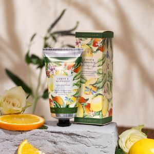 Luxusný krém na ruky Lemon & Mandarin od The English Soap Company s bambuckým maslom, aloe vera a sviežou citrusovou vôňou. Ideálny do darčekových setov Cafézia. Dovoz kvetov, dovoz kytíc Prešov a okolie, rozvoz kvetov Prešov, kvetinárstvo Prešov.