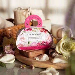 Darčekové mydlo Summer Rose od The English Soap Company s elegantným ilustrovaným obalom a romantickou vôňou letných ruží. Možnosť doručenia cez Packetu po celom Slovensku. Dovoz kvetov, dovoz kytíc Prešov a okolie, rozvoz kvetov Prešov, kvetinárstvo Prešov.