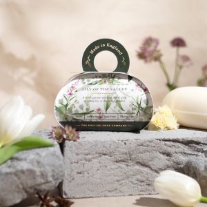 Darčekové mydlo Konvalinka od The English Soap Company s elegantným ilustrovaným obalom a jemnou vôňou konvalinky. Možnosť doručenia cez Packetu po celom Slovensku. Dovoz kvetov, dovoz kytíc Prešov a okolie, rozvoz kvetov Prešov, kvetinárstvo Prešov.
