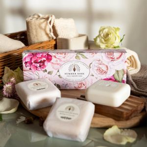 Darčeková kolekcia troch mydiel Letná ruža od The English Soap Company v elegantnej darčekovej kazete. Luxusný darček ku kytici, samostatne alebo do darčekového koša. Možnosť doručenia cez Packetu po celom Slovensku. Dovoz kvetov, dovoz kytíc Prešov a okolie, rozvoz kvetov Prešov, kvetinárstvo Prešov.