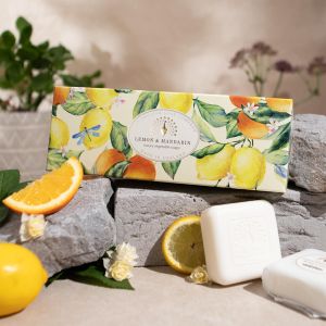 Darčeková kazeta troch luxusných mydiel Lemon & Mandarin od The English Soap Company v elegantnom balení. Možnosť doručenia cez Packetu po celom Slovensku. Dovoz kvetov, dovoz kytíc Prešov a okolie, rozvoz kvetov Prešov, kvetinárstvo Prešov.