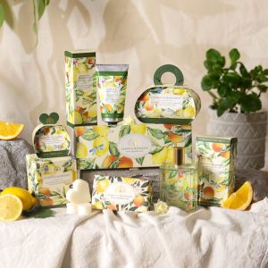 Luxusný krém na ruky Lemon & Mandarin od The English Soap Company s bambuckým maslom, aloe vera a sviežou citrusovou vôňou. Ideálny do darčekových setov Cafézia. Dovoz kvetov, dovoz kytíc Prešov a okolie, rozvoz kvetov Prešov, kvetinárstvo Prešov.