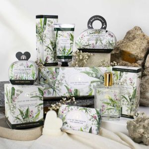 Darčekové mydlo Konvalinka od The English Soap Company s elegantným ilustrovaným obalom a jemnou vôňou konvalinky. Možnosť doručenia cez Packetu po celom Slovensku. Dovoz kvetov, dovoz kytíc Prešov a okolie, rozvoz kvetov Prešov, kvetinárstvo Prešov.