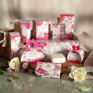 Darčeková kolekcia troch mydiel Letná ruža od The English Soap Company v elegantnej darčekovej kazete. Luxusný darček ku kytici, samostatne alebo do darčekového koša. Možnosť doručenia cez Packetu po celom Slovensku. Dovoz kvetov, dovoz kytíc Prešov a okolie, rozvoz kvetov Prešov, kvetinárstvo Prešov.