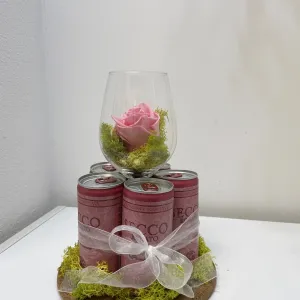 Darčekové rosé pre ženu s elegantným pohárom na stopke a večnou ružou. Ideálny darček na narodeniny, rozlúčku so slobodou a jubileá. Dovoz kvetov, dovoz kytíc Prešov a okolie, rozvoz kvetov Prešov, kvetinárstvo Prešov.