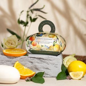 Darčekové mydlo Lemon & Mandarin od The English Soap Company s elegantným ilustrovaným obalom a sviežou citrusovou vôňou. Možnosť doručenia cez Packetu po celom Slovensku. Dovoz kvetov, dovoz kytíc Prešov a okolie, rozvoz kvetov Prešov, kvetinárstvo Prešov.
