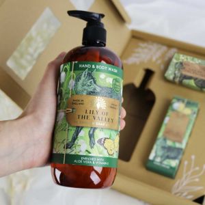 Darčeková sada na starostlivosť o ruky a telo Konvalinka od The English Soap Company s tekutým mydlom a telovým mliekom v elegantnom darčekovom balení. Vhodná ku kytici, samostatne alebo do darčekového koša. Možnosť doručenia cez Packetu po celom Slovensku. Dovoz kvetov, dovoz kytíc Prešov a okolie, rozvoz kvetov Prešov, kvetinárstvo Prešov.
