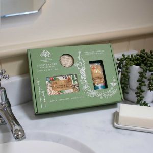 Darčeková sada Jazmín & lesná jahoda od The English Soap Company v elegantnom darčekovom balení. Krásny darček ku kytici, samostatne alebo do darčekového koša. Možnosť doručenia cez Packetu po celom Slovensku. Dovoz kvetov, dovoz kytíc Prešov a okolie, rozvoz kvetov Prešov, kvetinárstvo Prešov.